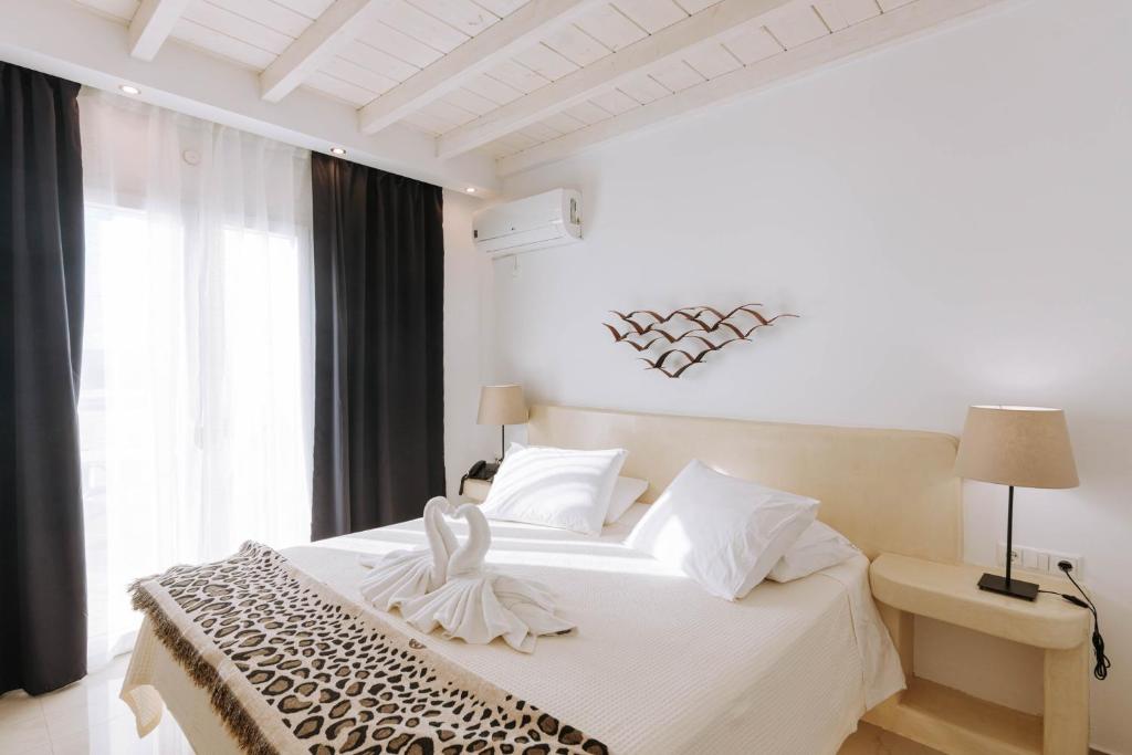 Postel nebo postele na pokoji v ubytování HOTIDAY Room Collection - Naxos
