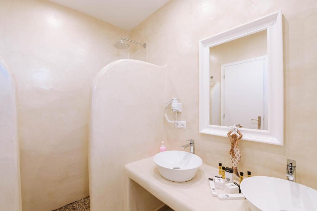 Koupelna v ubytování HOTIDAY Room Collection - Naxos