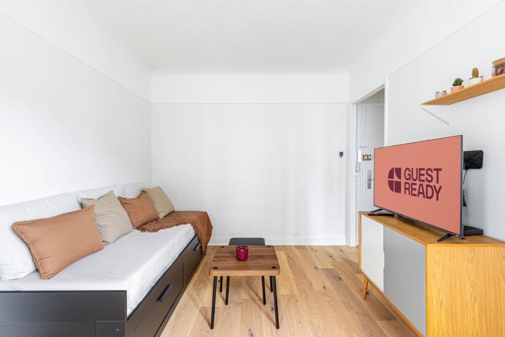 un salon avec un canapé et une table dans l'établissement GuestReady - Sleek and Comfy Stay near the metro, à Paris