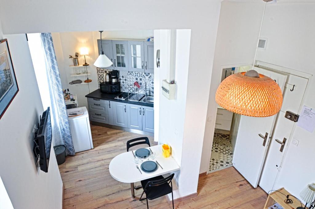 - une cuisine avec une table et une petite table dans une chambre dans l'établissement Le Petit Longchamp, à Marseille