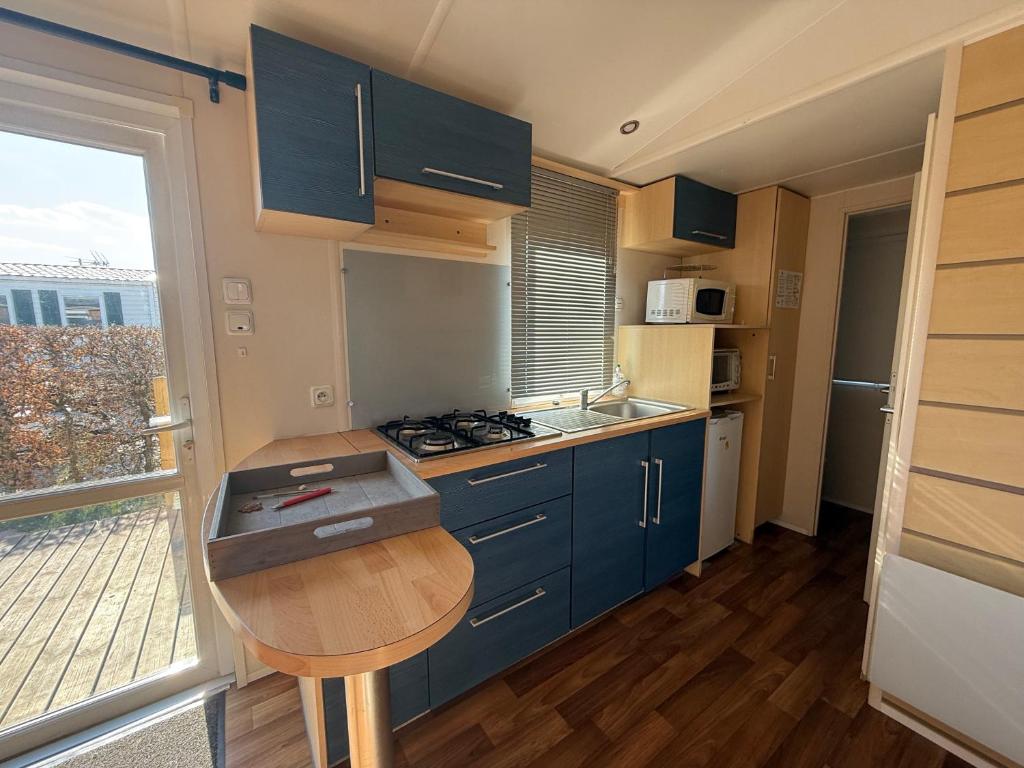 Kuchyň nebo kuchyňský kout v ubytování Camping Le clos Savoye