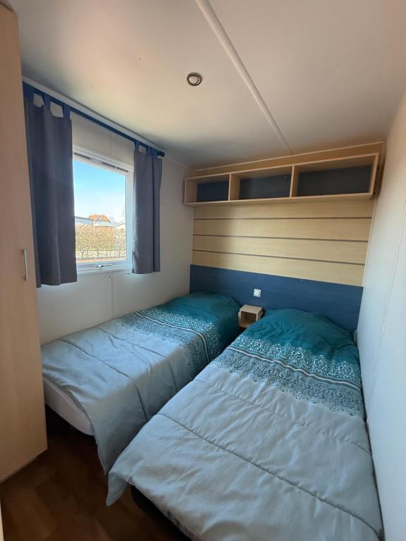 Postel nebo postele na pokoji v ubytování Camping Le clos Savoye