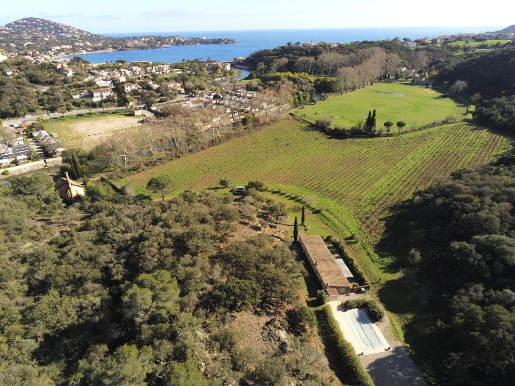 - une vue aérienne sur une ferme et l'océan dans l'établissement La Noria, à Agay