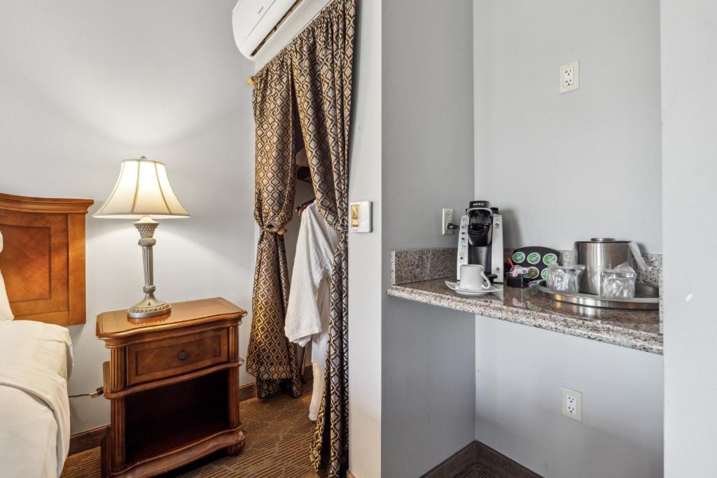 Villa Montes Hotel - King Room - Accessible/Non-Smoking