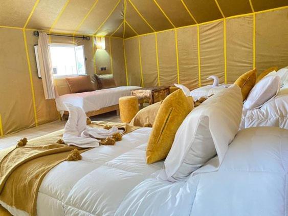 Postel nebo postele na pokoji v ubytování Sultana Merzouga camp
