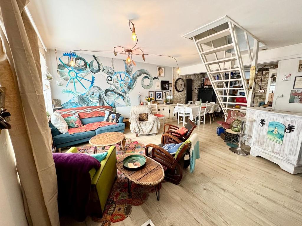 un salon avec un canapé et une table dans l'établissement Maison artistique atypique Atelihome, à Concarneau