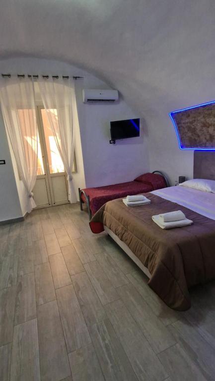 a bedroom with a bed and a tv on the wall at Appartamento intero Casa vacanze Espó in Naples