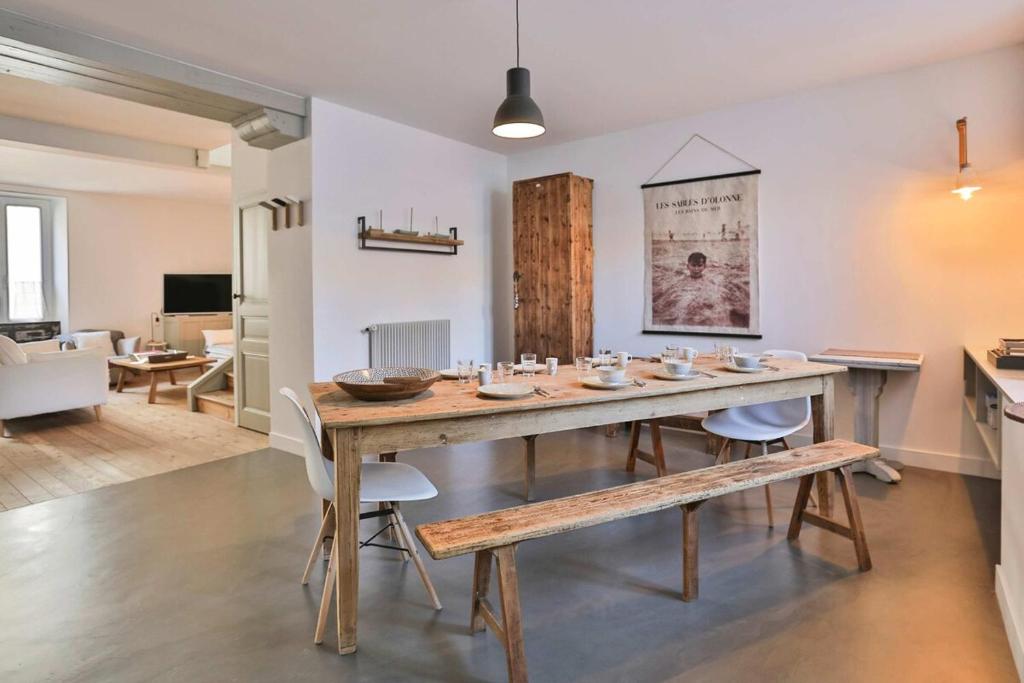 une salle à manger avec une table et des chaises en bois dans l'établissement Villa Napoléon, city center and seaside, à Les Sables-dʼOlonne