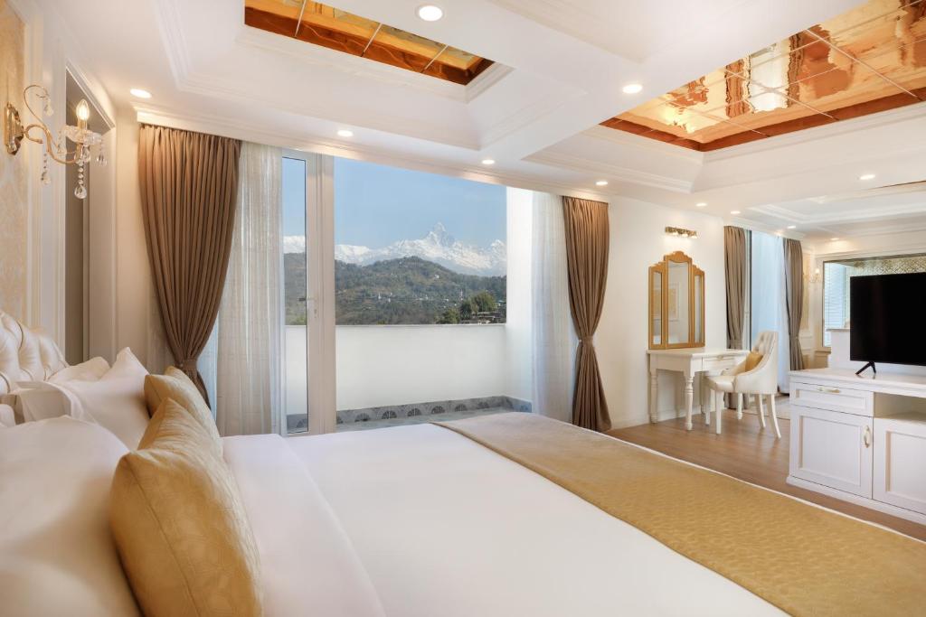 Un dormitorio con una gran cama blanca con una gran ventana. en Le Glamour Resort & Wellness Spa, en Pokhara