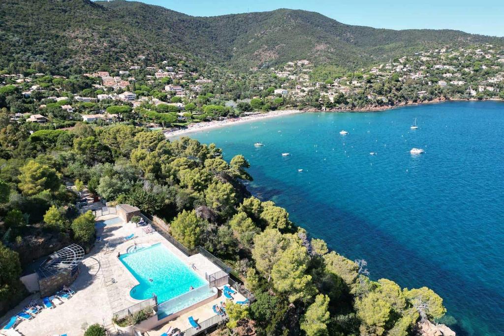 - une vue aérienne sur une plage avec une piscine dans l'établissement T2 with Sea View - Domaine de la Pinède - Heated Pool, au Lavandou