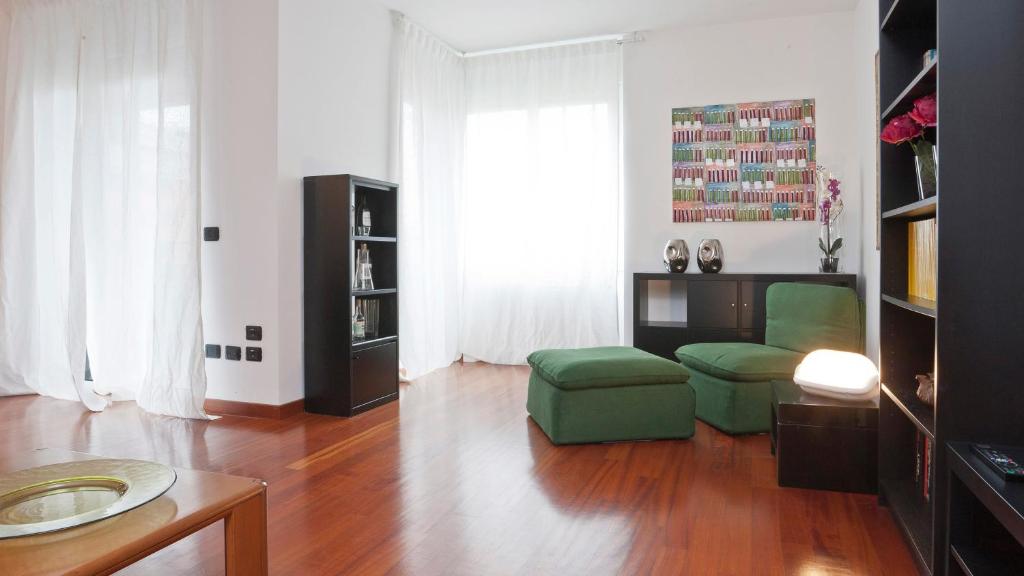 ミラノにあるItalianway-Zanellaのリビングルーム(緑の椅子、ソファ付)