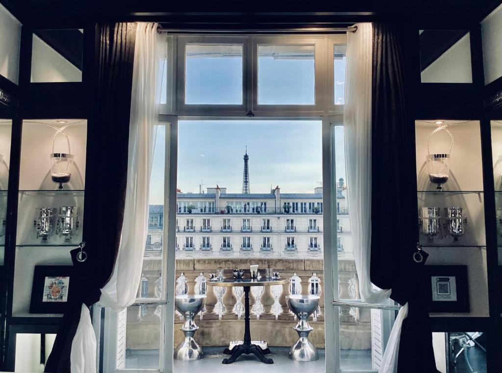 une fenêtre ouverte avec vue sur un bâtiment dans l'établissement Balcony- Avenue -Champs Elysees, à Paris
