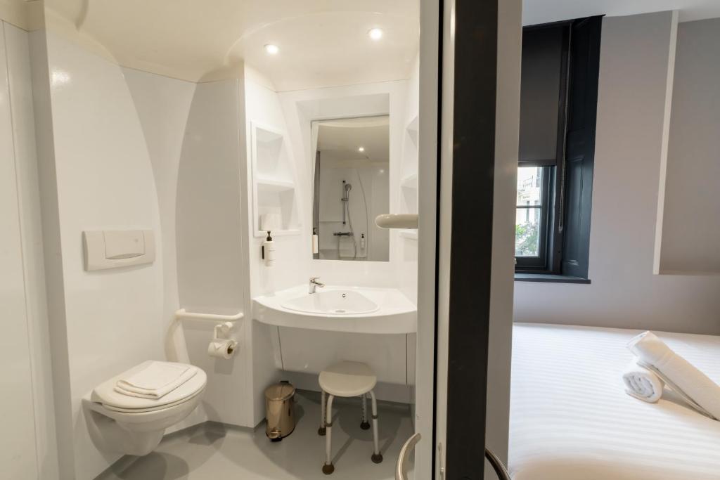 Koupelna v ubytování easyHotel Victoria