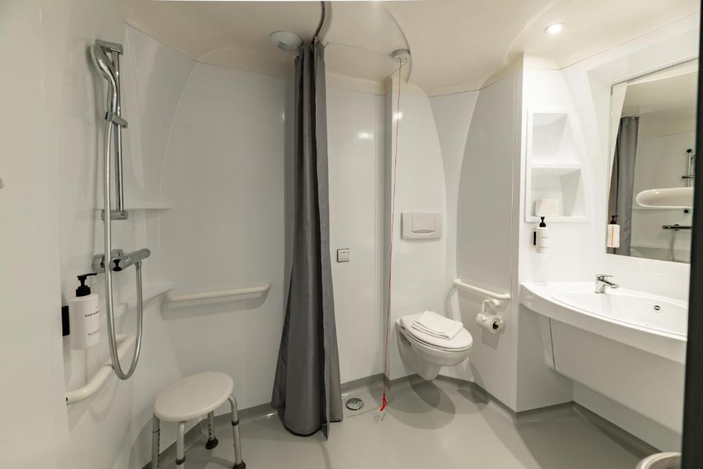 Koupelna v ubytování easyHotel Victoria