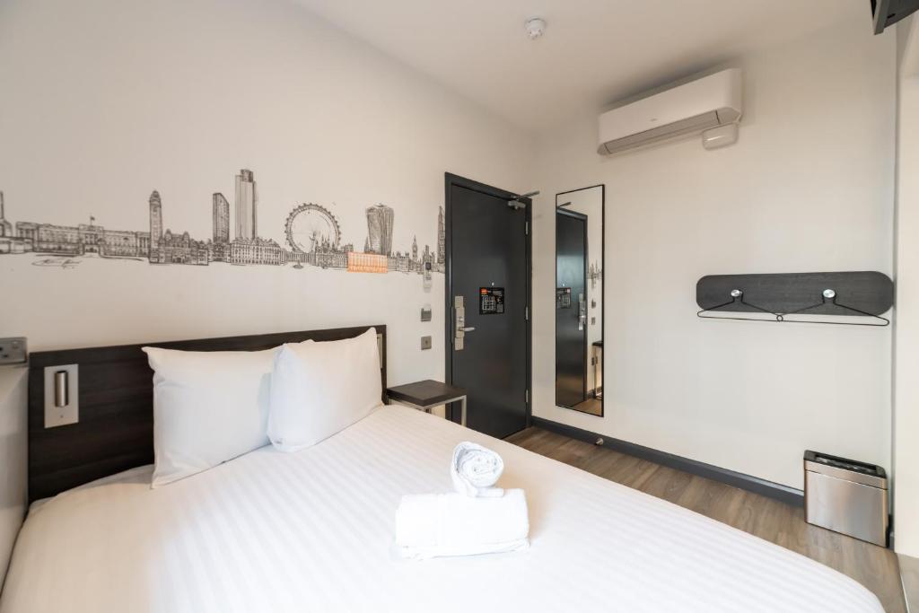 Postel nebo postele na pokoji v ubytování easyHotel Victoria
