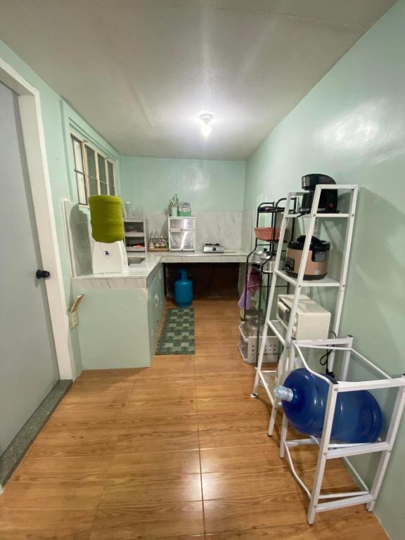 Kuchyň nebo kuchyňský kout v ubytování Radex Place Staycation 2BR House- near Dahican beach