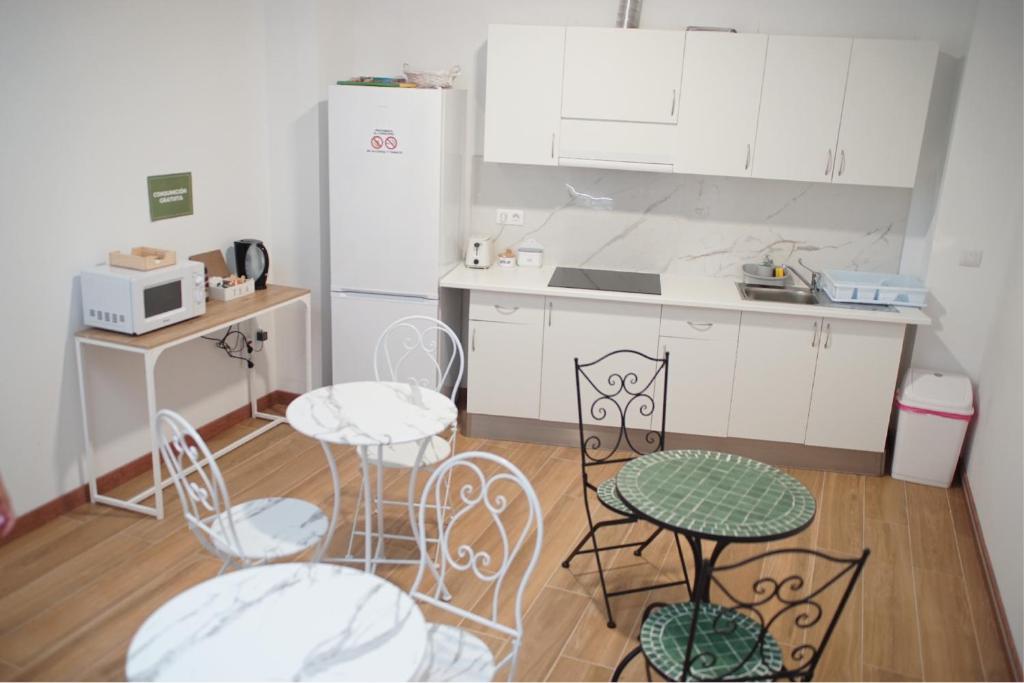 Kuchyň nebo kuchyňský kout v ubytování Aiora Hostel