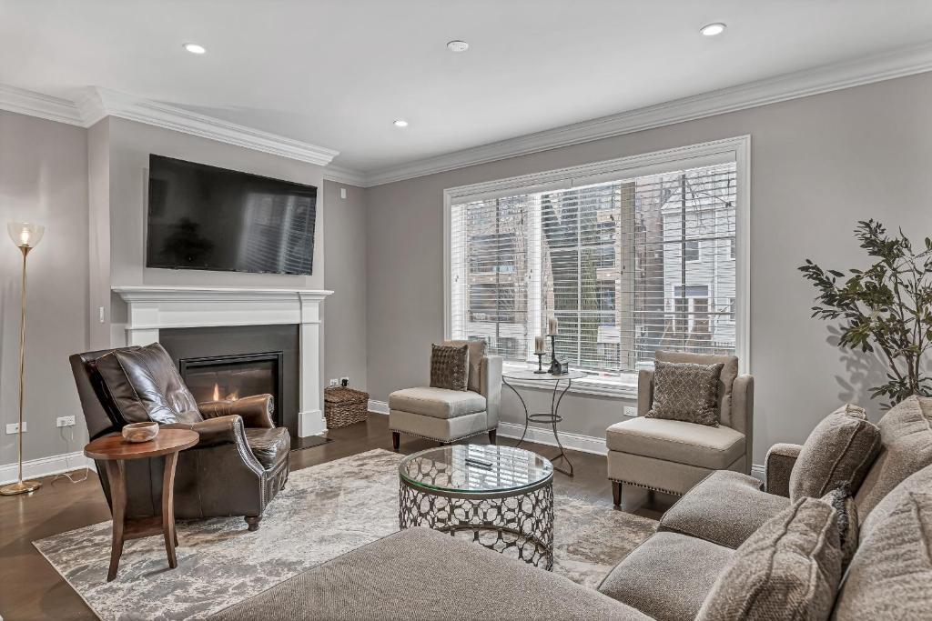 a living room filled with furniture and a fireplace at Elegant Condo-Steps from Wrigley Field, 32 Nights condo in Chicago