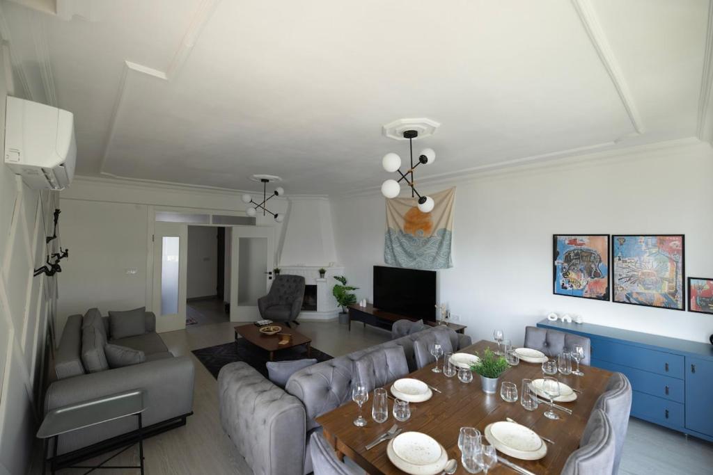 A seating area at Melissas Suites Lara
