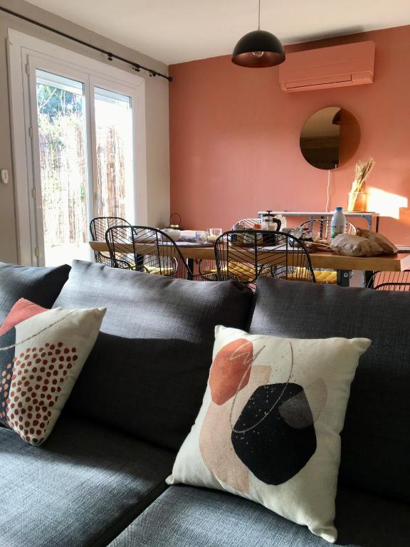 - un salon avec un canapé, des oreillers et une table dans l'établissement Beach Villa Spacious, Renovated & All-Included, à Frontignan