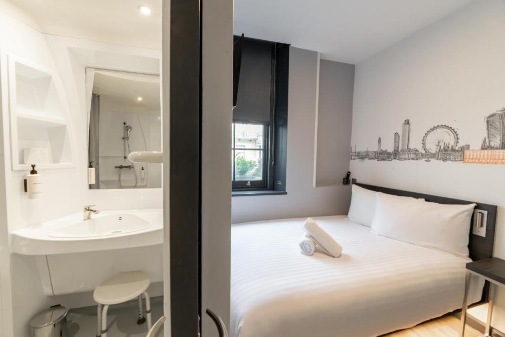 Postel nebo postele na pokoji v ubytování easyHotel Victoria