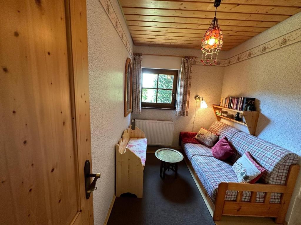 Un pat sau paturi într-o cameră la Kleines Ferienhaus mit Garten absolut ruhig Hochschwarzwald