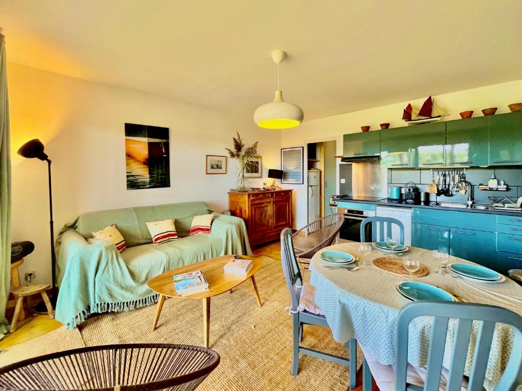 un salon avec un canapé et une table dans l'établissement Les Pibales - T2 vue courant à 1.8 km de l'Océan, à Mimizan