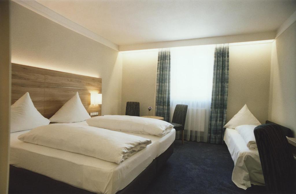 Postel nebo postele na pokoji v ubytování Hotel Jedermann