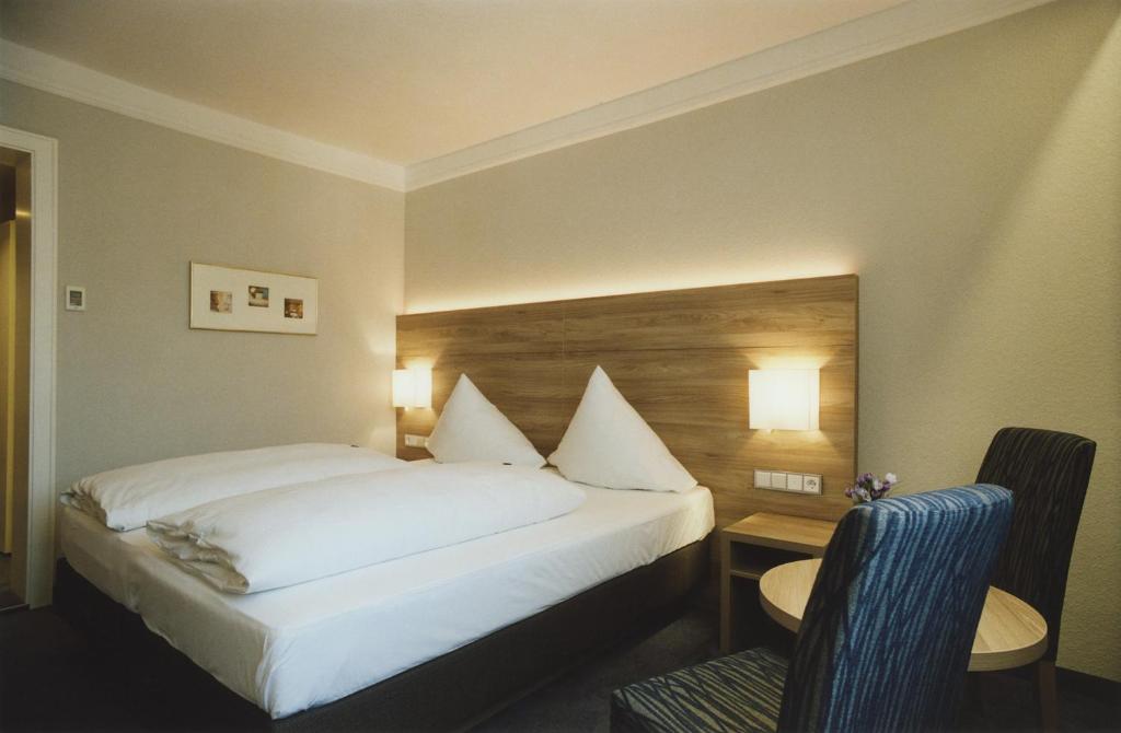 Postel nebo postele na pokoji v ubytování Hotel Jedermann