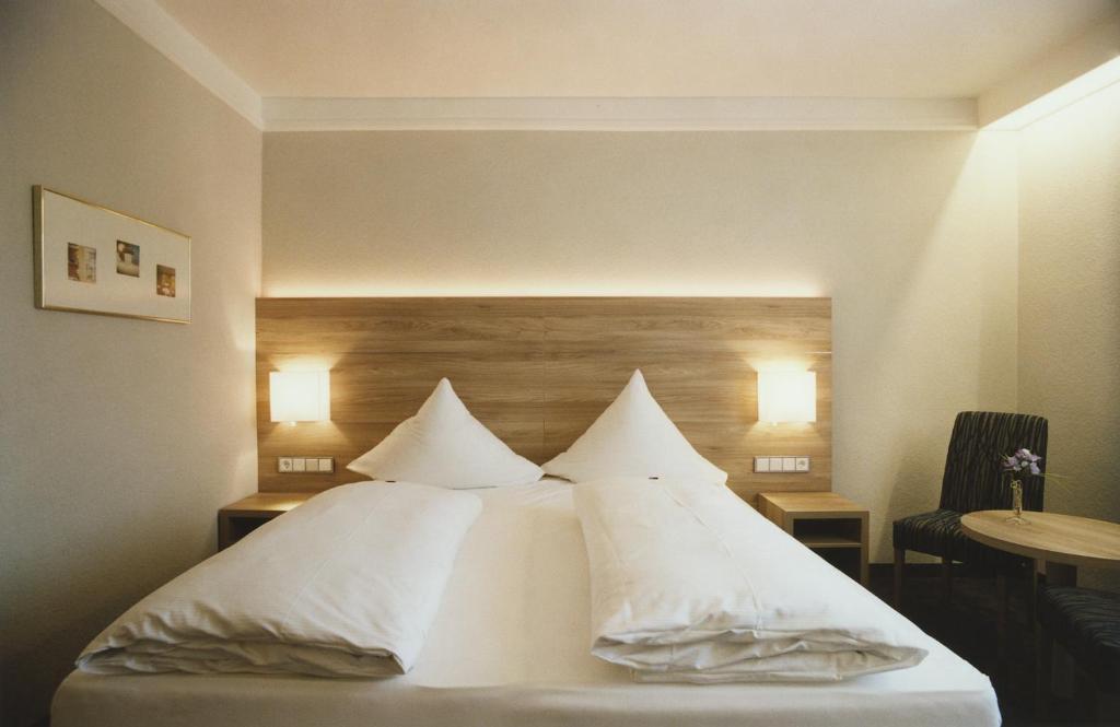 Postel nebo postele na pokoji v ubytování Hotel Jedermann