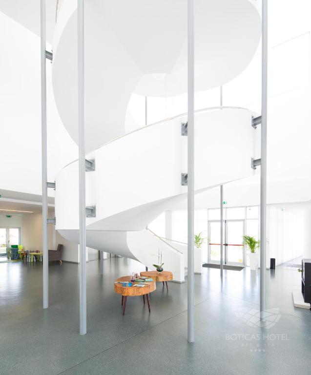 Uma área de estar em Boticas Hotel Art & SPA