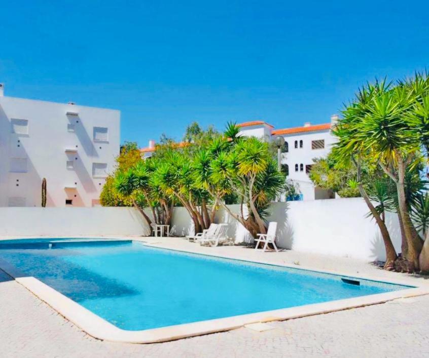 una piscina con palme e un edificio di Casa Sydney a Lagos
