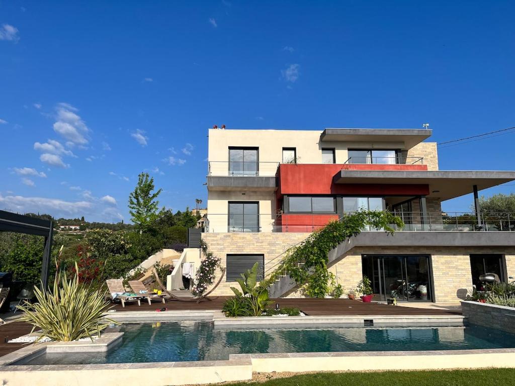 une maison avec une piscine devant dans l'établissement Luxury villa, à Nice