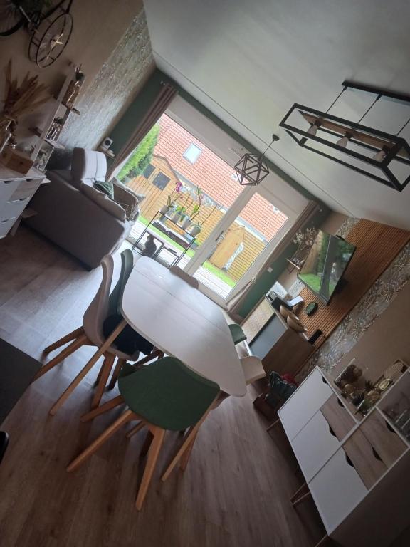 Photo de la galerie de l'établissement Maison avec terrain de pétanque, à Wimille