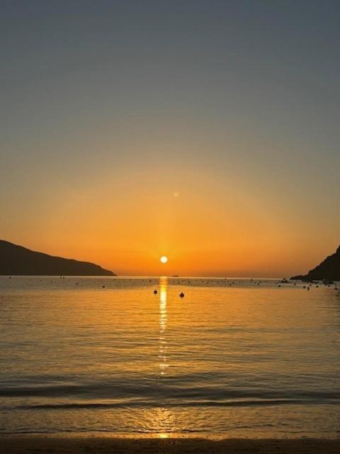 - un coucher de soleil sur une plage bien exposée dans l'établissement Villa bord de mer Appietto LAVA, à Appietto