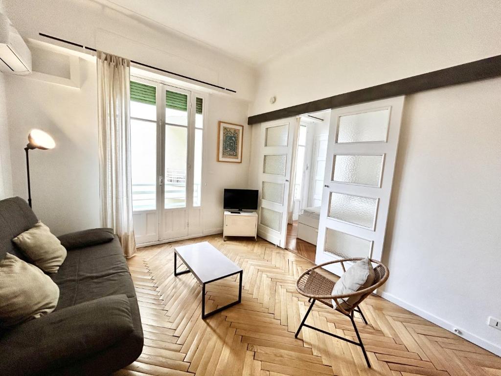 un salon avec un canapé et une table dans l'établissement B G La Residence Grimaldi Promenade des Anglais, à Nice