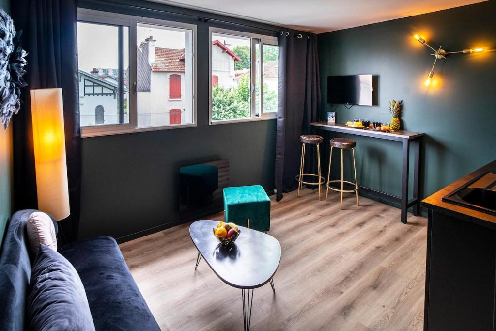 un salon avec un canapé et une table dans l'établissement ONLOC - Le Romantique appart proche centre ville - Parking, à Pau