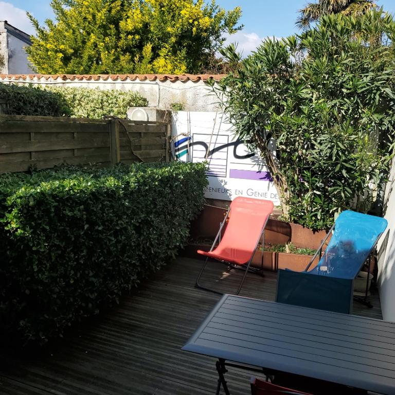 d'une terrasse avec deux chaises et une table. dans l'établissement Cosy Flat - Terrasse - Parking - 40m2, à La Rochelle