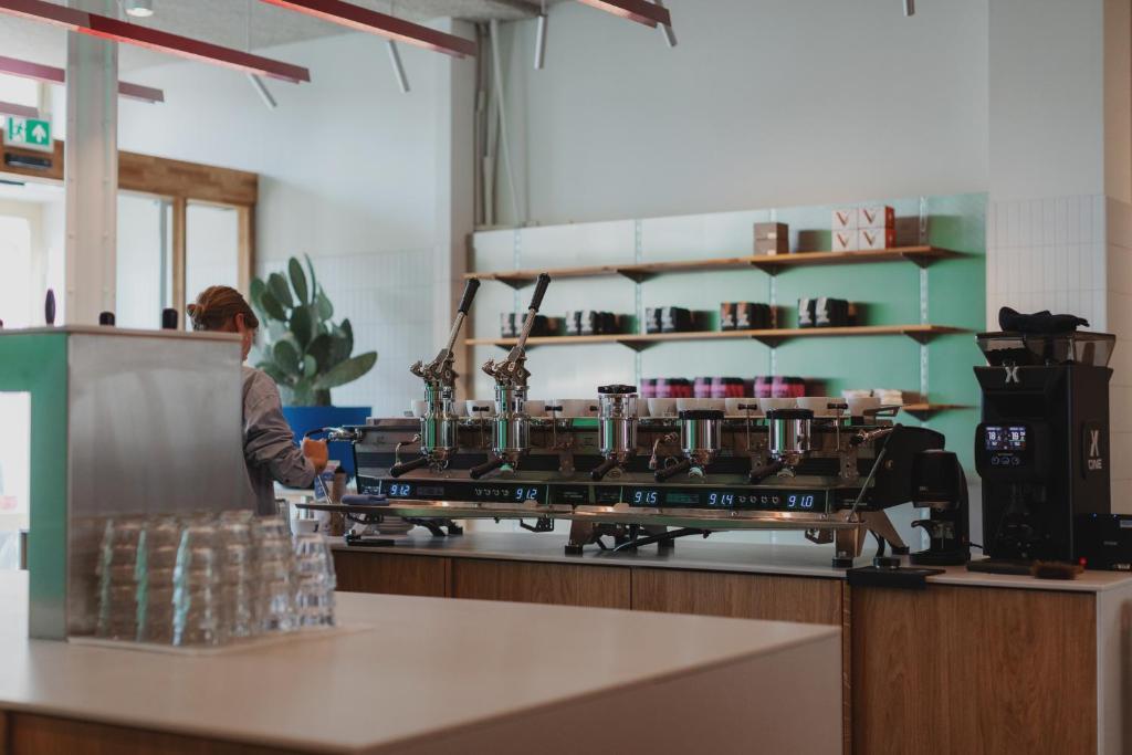 Příslušenství pro přípravu čaje a kávy v ubytování Man Met Bril Koffie Hotel
