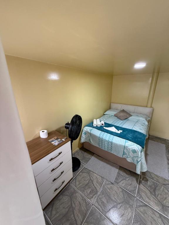 Cama ou camas em um quarto em Pousada & Camping Tubarão