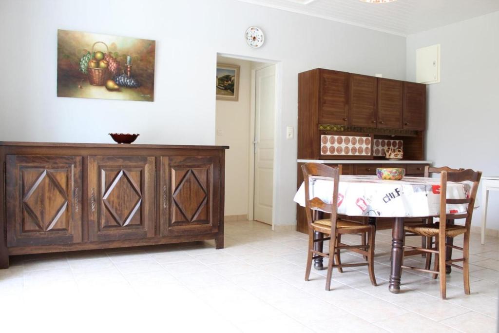 Φωτογραφία από το άλμπουμ του Maison 3 pièces - 4 couchages - La Brée-les-Bains LBO000-377 σε La Brée-les-Bains