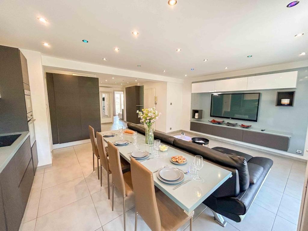 - une salle à manger et un salon avec une table et un canapé dans l'établissement T3 proche de la mer avec garage, à Six-Fours-les-Plages