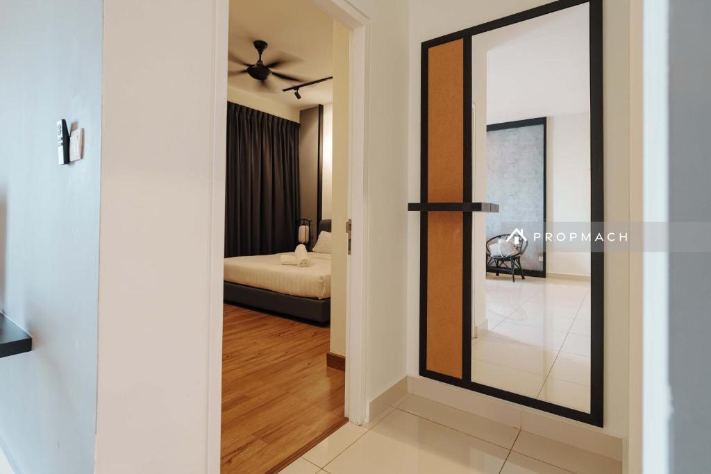 Postel nebo postele na pokoji v ubytování The Apple Melaka by Urban Luxe Suites