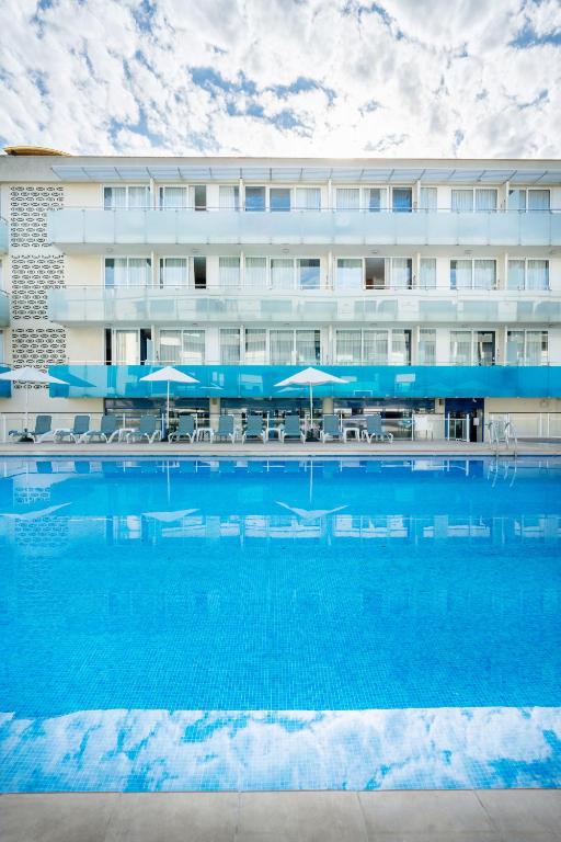Bazén v ubytování Aparthotel Ona Palamós nebo v jeho okolí