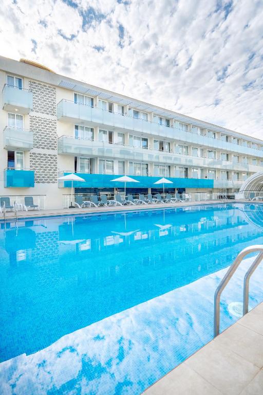 Bazén v ubytování Aparthotel Ona Palamós nebo v jeho okolí