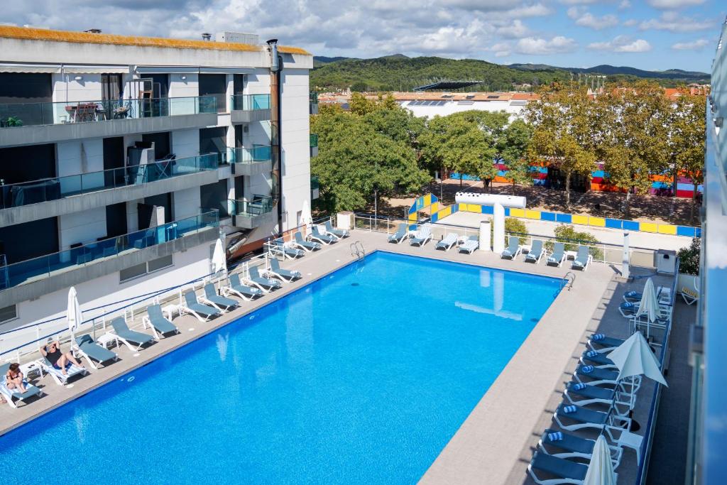 Bazén v ubytování Aparthotel Ona Palamós nebo v jeho okolí