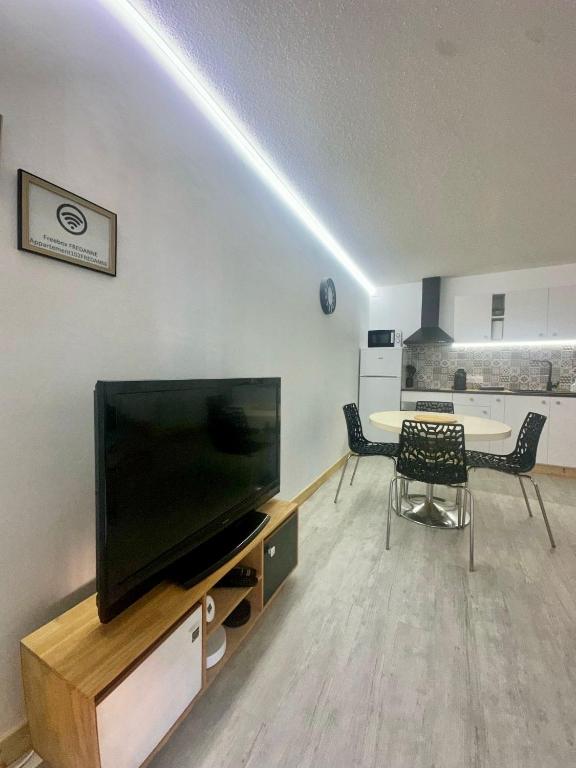 Televízia a/alebo spoločenská miestnosť v ubytovaní FREDANNE, appartement moderne wifi, fibre à 100m de la plage