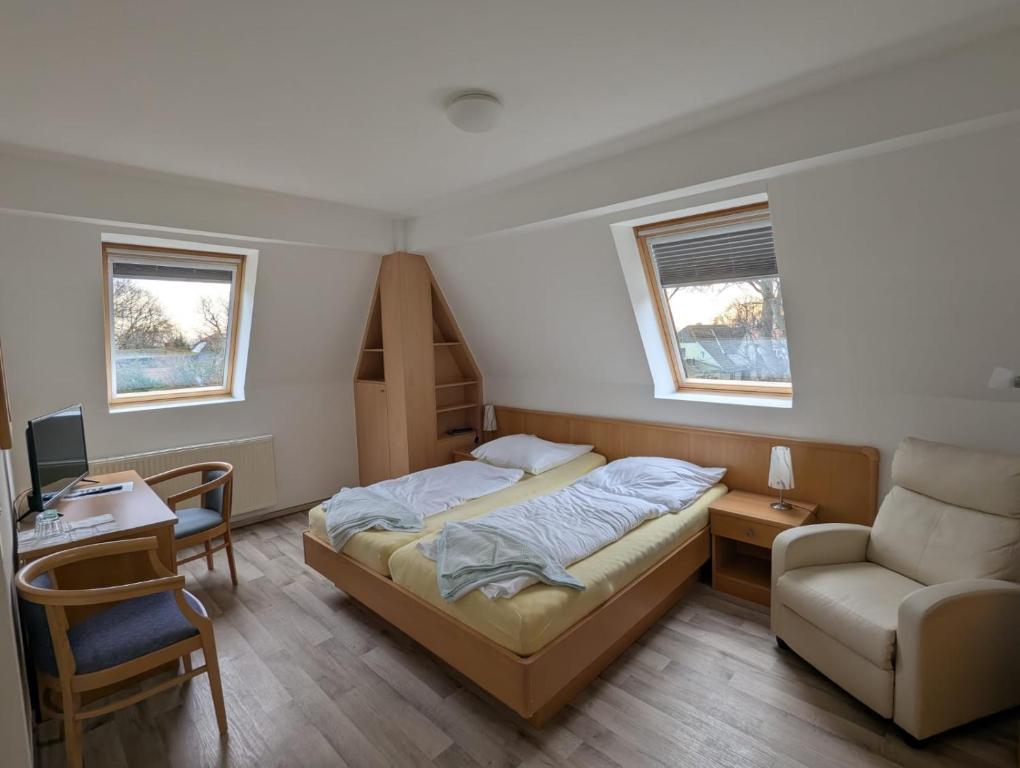 Postel nebo postele na pokoji v ubytování Pension & Restaurant Haus Hiddensee