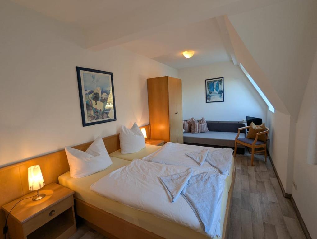 Postel nebo postele na pokoji v ubytování Pension & Restaurant Haus Hiddensee