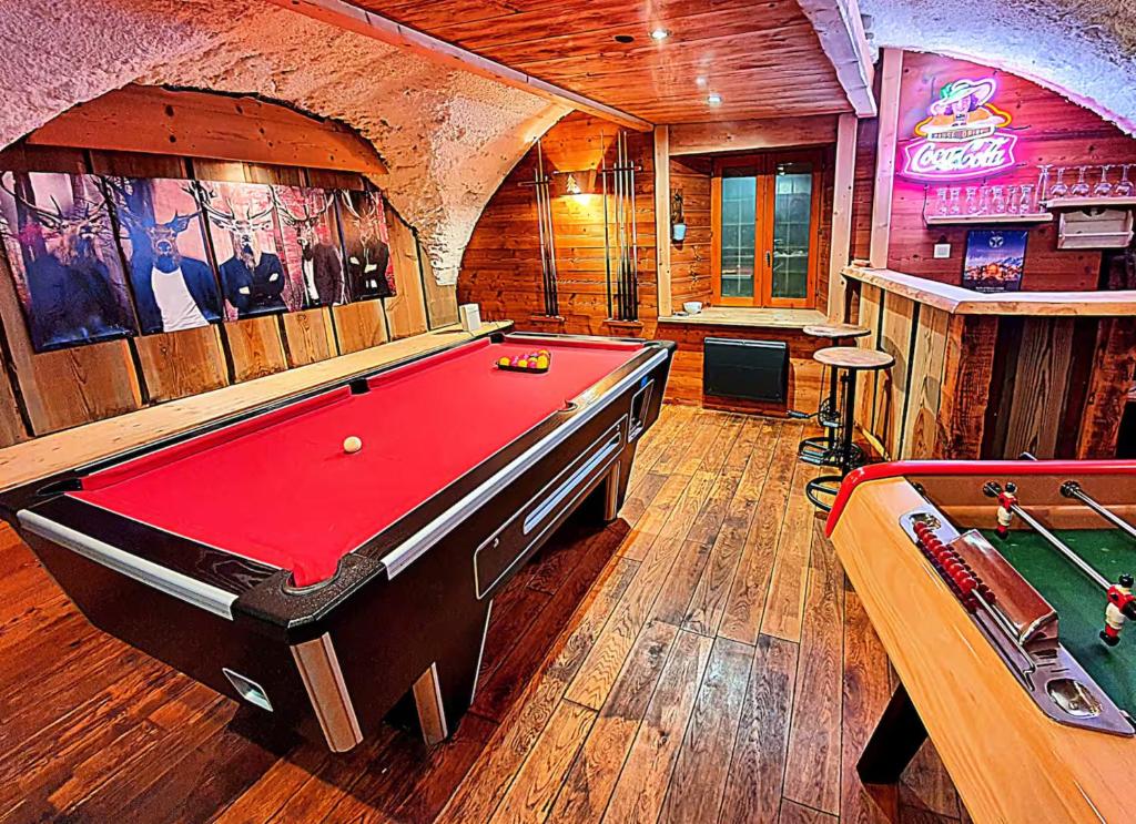 pokój bilardowy ze stołem bilardowym i barem w obiekcie Le Cosy Lodge w mieście Le Bourg d'oisans